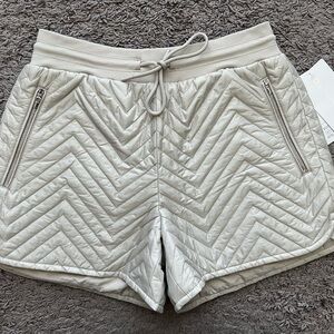 Athleta Cream Quilted Apres Ski Shorts with Elastic Waistband and Zip Pocket NWT